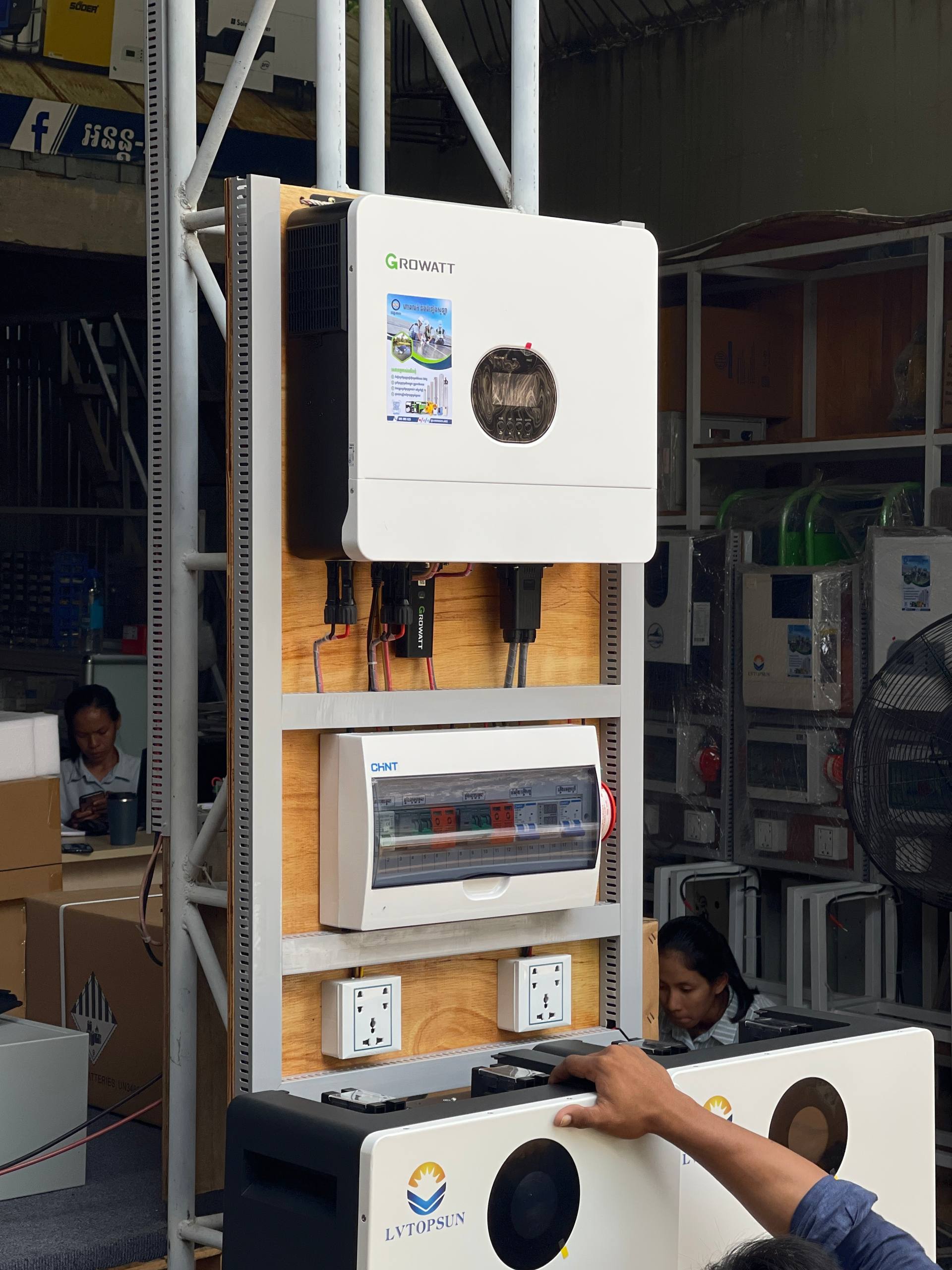 ឈុតហាយប្រីដសូឡាប្រើភ្លើងខ្នាត២៥អំពែ (Off Grid Solar Systems 6kW)