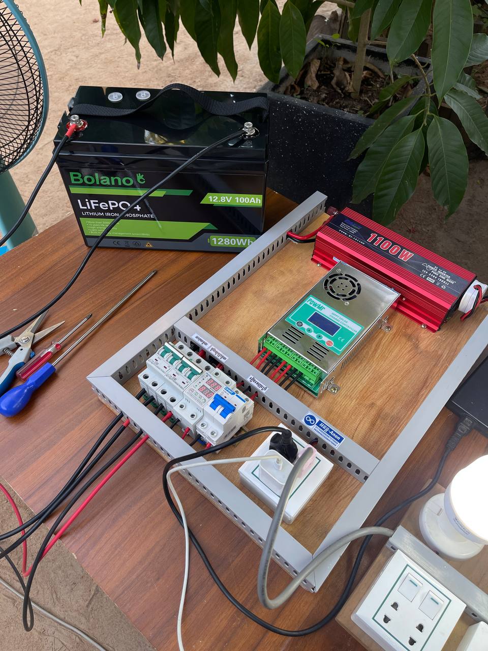 ឈុតប្រើភ្លើងតាមចម្ការខ្នាត ៥អំពែ (Off Grid Solar Systems 1.1kW LifePO4 Batt)