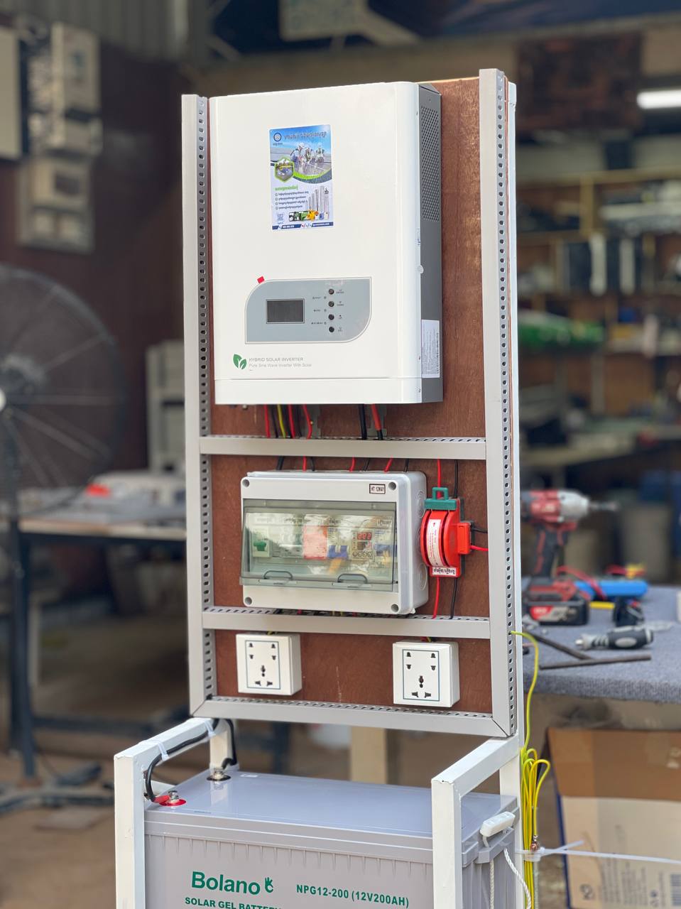ឈុតសូឡាប្រើភ្លើងខ្នាត ១០អំពែ (Hybrid Off Grid Solar Systems 2.4kW)